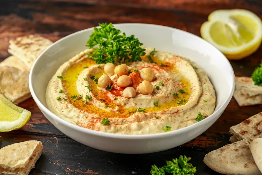 Hummus with olive oil, paprika, lemon and pita bread